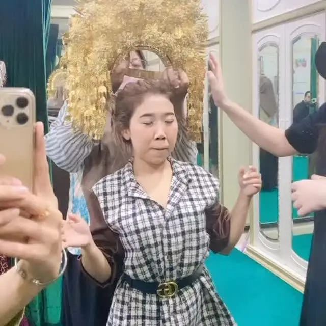 7 Momen Kiky Saputri Fitting Baju Pengantin, Tampil Menawan dengan Gaun Putih