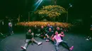 Rizky Febian berfoto bersama dengan penonton usai konser Acara Grand Opening SPARK, Samarinda, Sabtu (2/7/2022) malam.  (Instagram/rizkyfbian)