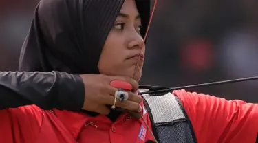 Pemanah putri Indonesia, Diananda Choirunisa saat bertanding melawan Zhang Xinyan asal China di nomor recurve women individual Asian Games 2018 di Jakarta, Selasa (28/8). Diananda menyabet medali perak. (AP Photo/Lee Jin-man)