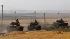 Sejumlah tank tentara Turki saat Iring-iringan menuju perbatasan Suriah-Turki di provinsi Gaziantep, Turki, (25/8). Militer Turki siap melancarkan serangan terhadap kelompok milisi ISIS di perbatasan Truki-Suriah.  (REUTERS/Umit Bektas)