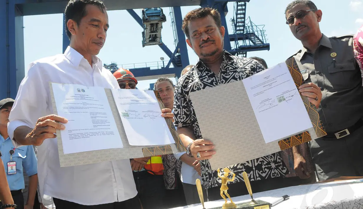 Gubernur DKI Jakarta dan Gubernur Sulawesi Selatan melakukan penandatanganan MoU di Pelabuhan Makassar, Minggu (11/5/14). (Liputan6.com/Herman Zakharia)