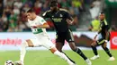 Pemain Real Madrid Antonio Rudiger (kanan) berebut bola dengan pemain Elche Lucas Boye pada pertandingan sepak bola La Liga Spanyol di Stadion Martinez Valero, Elche, Spanyol, 19 Oktober 2022. Real Madrid mengalahkan Elche dengan skor 3-0. (AP Photo/Alberto Saiz)