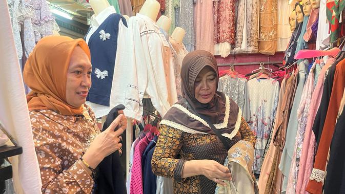 Perjuangan Made Kuliahkan Tiga Anak dari Toko Pakaian