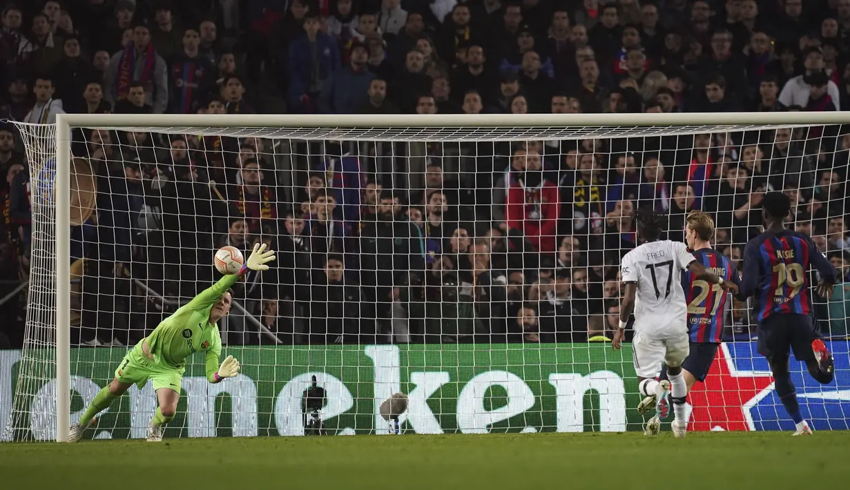 Penjaga gawang Barcelona, Ter Stegen (kiri) berhasil menghalau bola tendangan pemain MU dalam pertandingan leg pertama play-off babak gugur Liga Europa 2022/2023 yang berlangsung di Camp Nou, Jumat (17/2/2023). (AP Photo/Joan Mateu Parra)