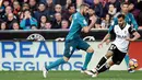 Penyerang Real Madrid, Karim Benzema berusaha mengejar bola dari kawalan bek Valencia, Martin Montoya saat bertanding pada lanjutan La Liga Spanyol di stadion Mestalla, (27/1). Real Madrid menang 4-1. (AFP Photo/Jose Jordan)