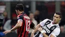 Penyerang Juventus, Cristiano Ronaldo berusaha melewati bek AC Milan, Alessio Romagnoli saat bertanding pada lanjutan Liga Serie A Italia di stadion San Siro, Milan (11/11). Juventus menang 2-0 atas AC Milan. (AP Photo / Luca Bruno)