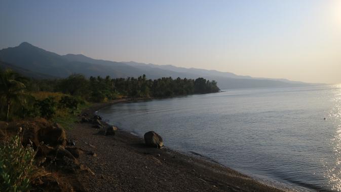  Berendam  Air  Hangat  di Pantai Kawaliwu Larantuka Flores 