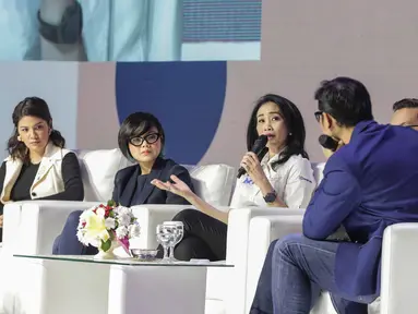 Direktur Konsumer BRI, Handayani (ketiga kiri) memberikan paparan saat menjadi pembicara dalam BRILIANPRENEUR 2019 di JCC, Jakarta, Sabtu (21/12/2019). Handayani mengatakan, BRI mendorong produk UMKM dalam negeri bisa bersaing di pasar global agar bisa diekspor. (Liputan6.com/Faizal Fanani)