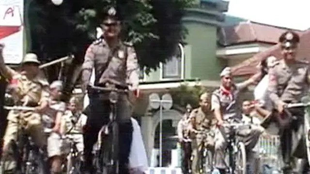 Peringati Hari Pahlawan, Polisi Pakai Baju Pejuang