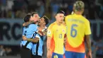 Pemain tengah Uruguay, Manuel Ugarte (kiri) merayakan dengan rekan setimnya setelah mencetak gol pada pertandingan sepak bola kualifikasi Piala Dunia 2026 zona CONMEBOL melawan Kolombia di stadion Centenario di Montevideo pada Jumat 15 November 2024 waktu setempat atau Sabtu 16 November 2024 pagi WIB. (DANTE FERNANDEZ/AFP)