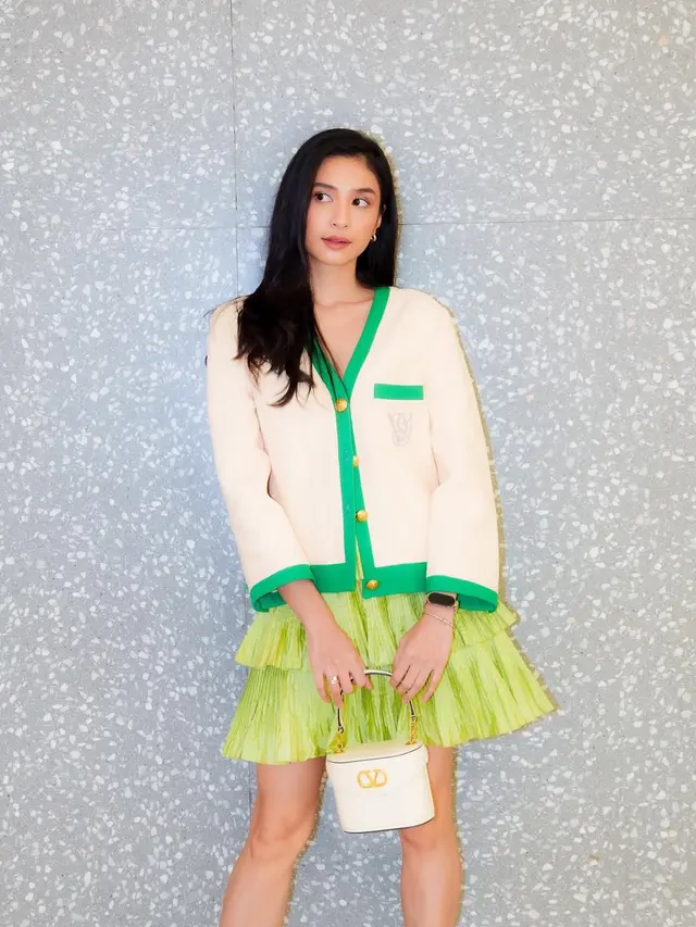 Anggun dan Segar, Mikha Tambayong Tampil Feminin dalam Balutan Tas Valentino Rp49 Jutaan