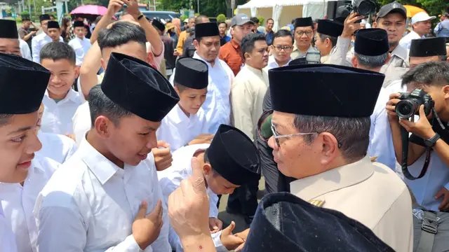 Gubernur Jakarta, Pramono Anung bersama wakilnya, Rano Karno melepas keberangkatan 1.700 santri Gontor asal Jabodetabek untuk kembali melanjutkan pendidikan. (Istimewa)
