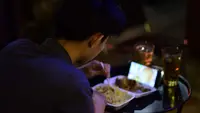 11 Ciri Orang yang Suka Makan Sambil Menonton Menurut Psikologi