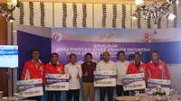 Persatuan Renang Seluruh Indonesia (PRSI) memberikan bonus masing-masing uang berupa Rp 100 juta kepada para atlet peraih medali emas di SEA Games 2017. (Bola.com/Zulfirdaus Harahap)