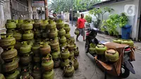 Pekerja menata tabung gas elpiji 3 kg ke atas sepeda motor untuk didistribusikan di kawasan Jakarta, Rabu (4/1/2023). Pembelian menggunakan KTP ini diterapkan agar pembelian LPG 3 kg dapat dinikmati oleh masyarakat yang berhak atau tepat sasaran. (Liputan6.com/Angga Yuniar)