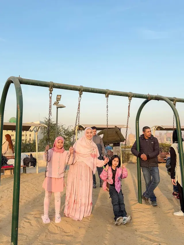 Kompak Berbusana Warna Pink, 5 Potret Oki Setiana Dewi Ajak Anak-Anak Main di Taman Kota Kairo  (credit: instagram/okisetianadewi).