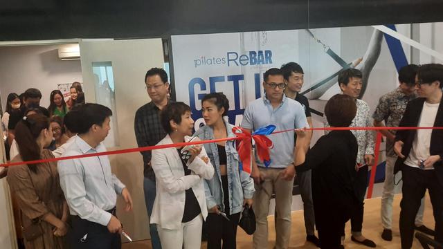 Ari Wibowo menghadiri pembukaan studio keenam Pilates Re Bar