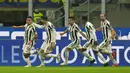 Pemain Juventus Paulo Dybala (kiri) melakukan selebrasi usai mencetak gol ke gawang Inter Milan pada pertandingan Serie A di Stadion San Siro, Milan, Italia, Minggu (24/10/2021). Pertandingan berakhir dengan skor 1-1. (AP Photo/Luca Bruno)