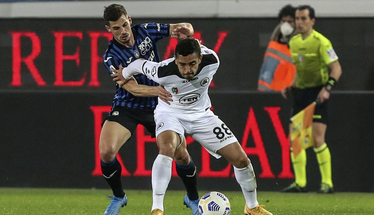 Gelandang Spezia, Leo Sena (kanan) menguasai bola dibayangi bek Atalanta, Robin Gosens dalam laga lanjutan Liga Italia 2020/2021 pekan ke-27 di Gewiss Stadium, Bergamo, Jumat (12/3/2021). Spezia kalah 1-3 dari Atalanta. (LaPresse via AP/Stefano Nicoli)