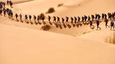 Peserta mendaki gurun Sahara saat mengambil bagian dalam kejuaraan marathon des Sables di Maroko Selatan, (10/4). Peserta akan menempuh jarak sekitar 257 kilometer melintasi panasnya gurun Sahara. (AFP PHOTO/JEAN-PHILIPPE Ksiazek)