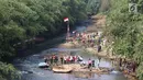 Komunitas Ciliwung Depok mengikuti upacara bendera di Sungai Ciliwung, Jawa Barat, Jumat (17/8). Upacara di tengah aliran Sungai Ciliwung tersebut dalam rangka memperingati HUT ke-73 Republik Indonesia. (Liputan6.com/Immanuel Antonius)