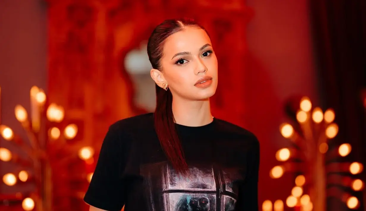 Sepanjang kariernya, Carmela Van der Kruk sudah membintangi ragam judul sinetron, film, series dan FTV. Aktingnya semakin mumpuni, tak heran jika ia didapuk jadi pemeran utama di film horor Trinil: Kembalikan Tubuhku. Sukses dengan dua film di tahun 2024, project filmnya berjudul Cinta tak Pernah Tepat Waktu di 2025 sudah dinantikan oleh para penggemar. (Liputan6.com/IG/@carmelavdkruk)