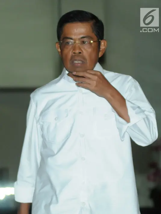 Menteri Sosial Idrus Marham berjalan usai menjalani pemeriksaan oleh penyidik di gedung KPK, Jakarta, Kamis (26/7). Idrus diperiksa terkait kasus menerima suap Rp 4,8 miliar proyek PLTU Riau-1. (Merdeka.com/Dwi Narwoko)