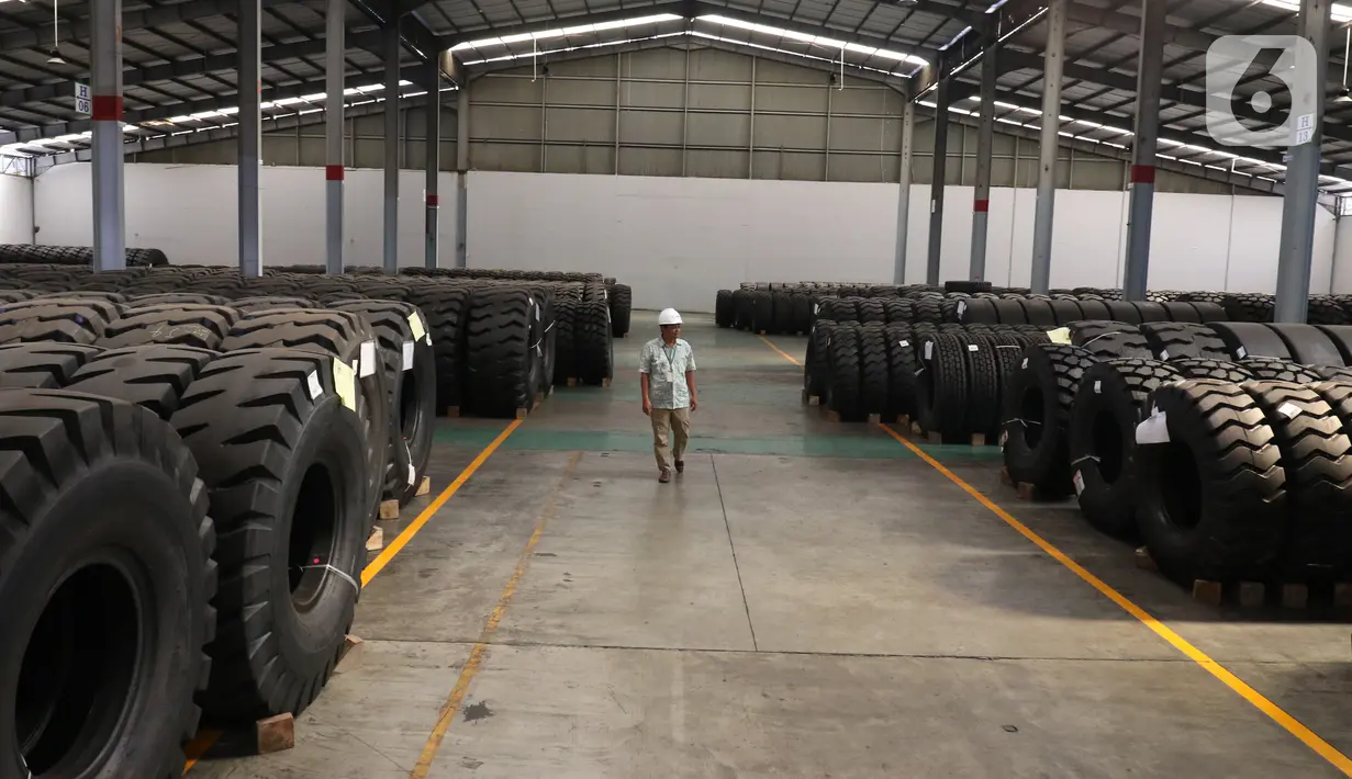 Petugas melakukan pengecekan dokumen pada ban yang akan diekspor di Pusat Logistik Berikat, Sunter, Jakarta, Jumat (4/10/2019). Asosiasi menilai penurunan utilitas ke level 50% dari posisi akhir tahun lalu 84%, disebabkan turunnya permintaan di pasar global dan lokal. (Liputan6.com/Angga Yuniar)