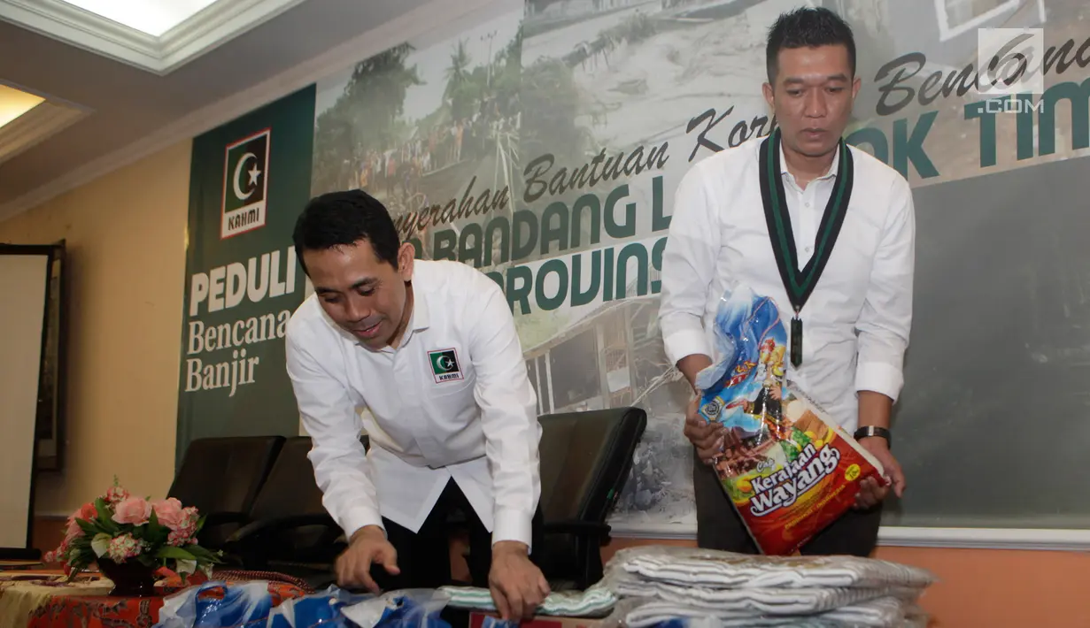 Presidium Majelis Nasional KAHMI, Kamrussamad (kiri) menyiapkan bantuan untuk korban banjir di Lombok Timur NTT, Jakarta, Selasa (21/11). Sebanyak 1 ton beras, selimut dan mie instan disalurkan untuk 2.280 jiwa (Liputan6.com/Pool/KAHMI)