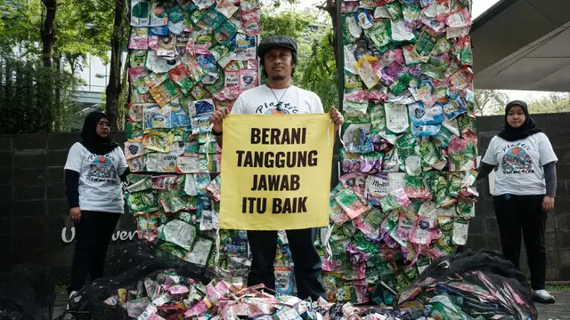 Aktivis Greenpeace Indonesia Gelar Aksi "Kembali ke Pengirim"