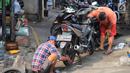 Mekanik mengecek motor pelanggan di sebuah bengkel di Otista, Jakarta, Minggu (10/6). Calon pemudik motor mulai memenuhi bengkel guna menyervis atau mengganti suku cadang kendaraan sebelum digunakan untuk mudik Lebaran. (Liputan6.com/Angga Yuniar)