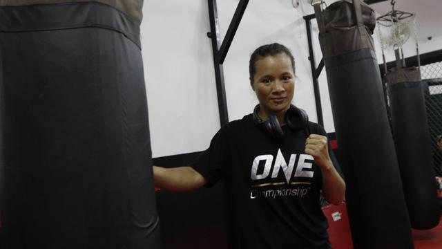 Petarung One Championship Indonesia, Priscilla Lumban Gaol, berpose usai latihan. (Bola.com/M. Iqbal Ichsan)
