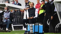 Pelatih Paris Saint-Germain (PSG) Thomas Tuchel bereaksi saat menyaksikan anak asuhnya melawan Lens pada pertandingan Ligue 1 di Stadion Felix Bollaert-Delelis, Lens, Prancis, Kamis (10/9/2020). PSG kalah 0-1. (Denis Charlet/AFP)