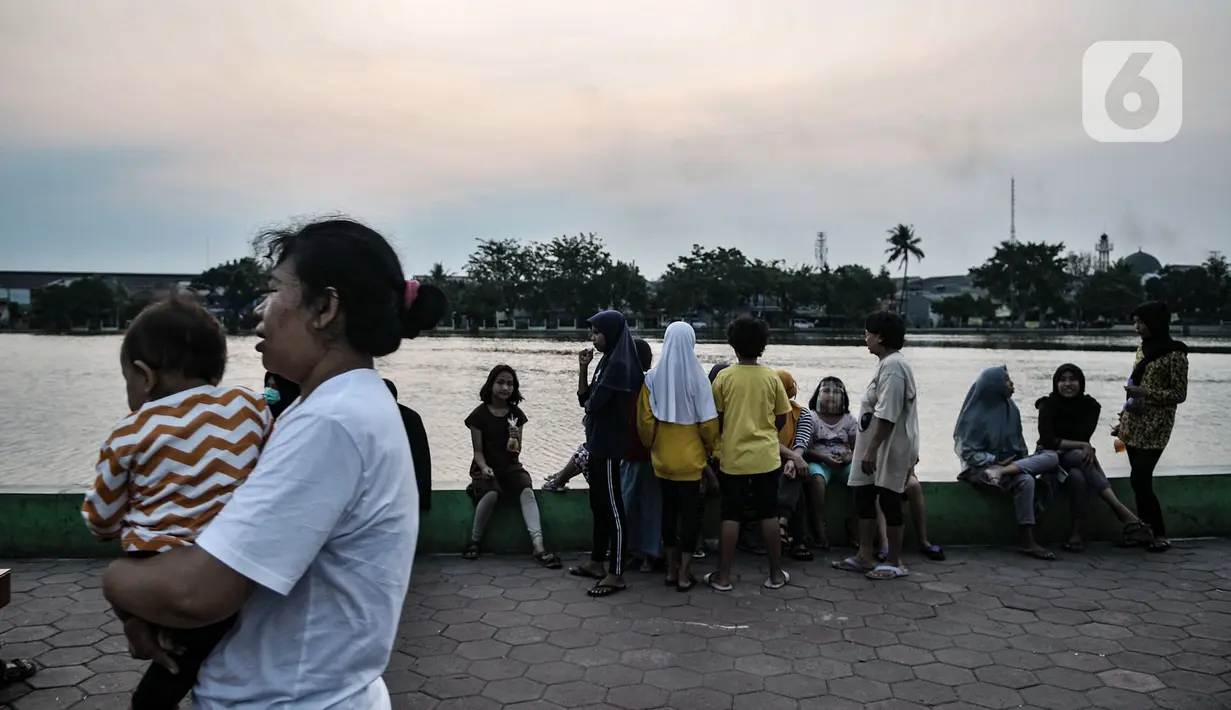 Suasana warga menikmati sore hari di Situ Rawa Besar, Lio, Depok, Jawa Barat, Kamis (20/8/2020). Di tengah meningkatnya kasus Covid-19 hingga menjadikan Depok kembali sebagi Zona Merah, warga masih banyak yang mengabaikan protokol kesehatan saat berada di ruang publik. (merdeka.com/Iqbal S. Nugroho)