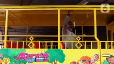 Pekerja menyelesaikan pembuatan odong-odong di Tangerang Selatan, Banten, Rabu (23/2/2022). Odong-odong yang dibuat dalam waktu sekitar satu bulan tersebut dijual dengan harga Rp 65 juta sampai Rp 100 juta, tergantung dari bahan pembuatan. (Liputan6.com/Angga Yuniar)