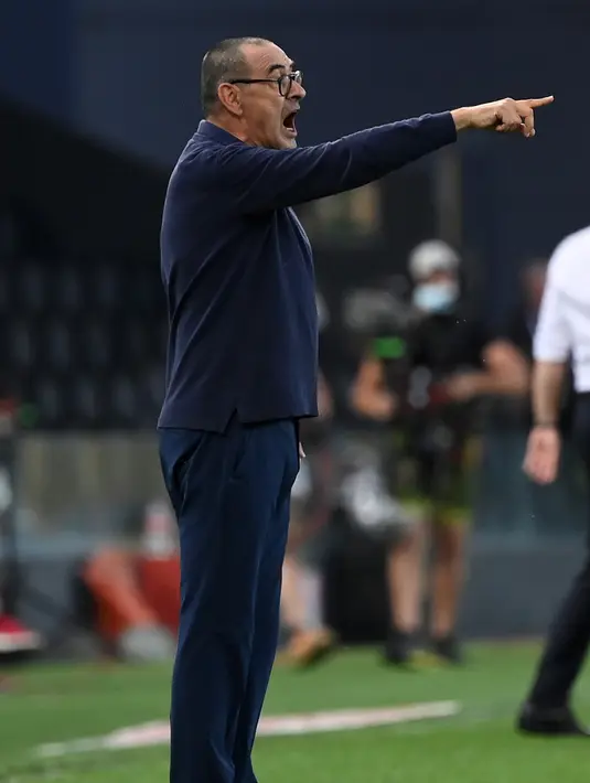 Pelatih Juventus, Maurizio Sarri menginstruksikan pemainnya saat bertanding melawan Udinese pada pertandingan Liga Serie A Italia di Stadion Dacia Arena di Udine (23/7/2020). Juventus harus menunda scudetto untuk kesembilan beruntun setelah kalah 2-1 atas Udinese. (AFP Photo/Marco Bertorello)
