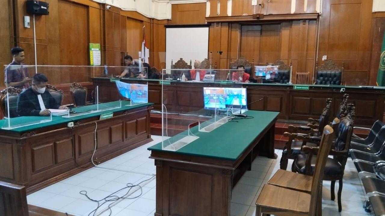 Usai mendengar pembacaan tuntutan itu, terdakwa Susanto kemudian meminta keringanan kepada Majelis Hakim. Susanto menyebut kejahatan itu dilakukannya untuk membiayai kebutuhan keluarga.<br>