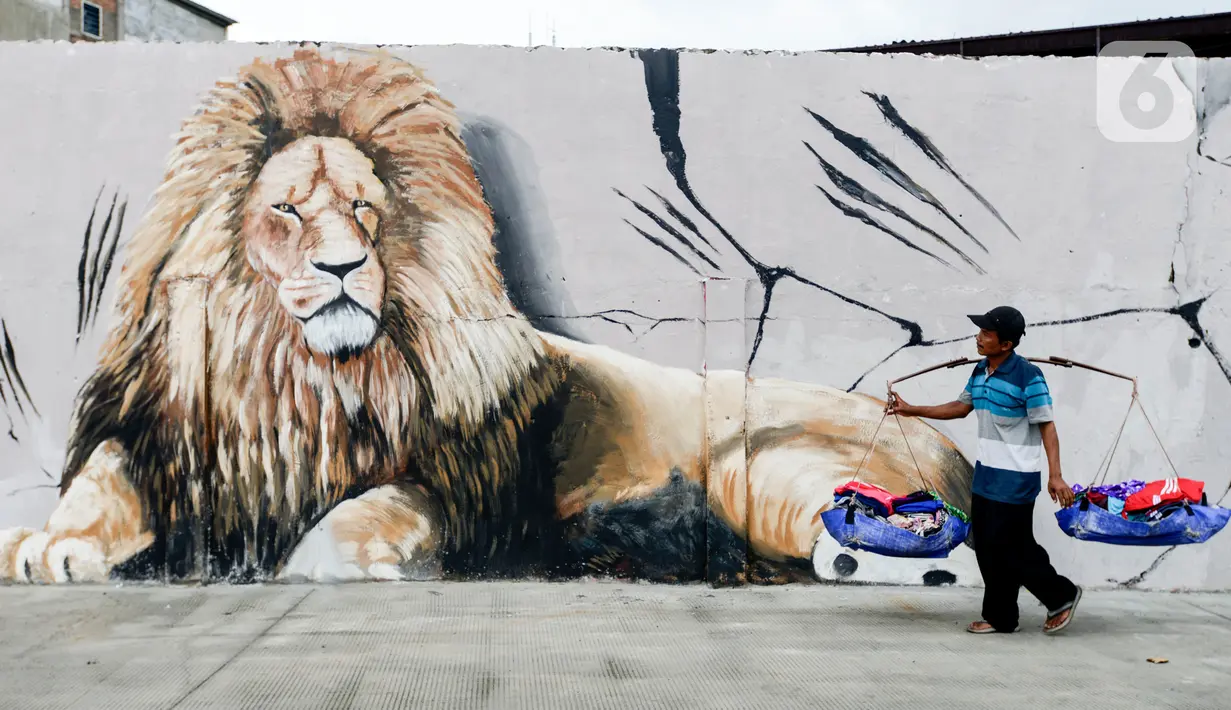 Pedagang melintasi depan kreasi mural di sepanjang dinding bantaran Kali Opak, Jakarta Utara, Kamis (6/2/2020). Tembok bangunan saat ini tak hanya menjadi pembatas semata tapi dimanfaatkan untuk menyampaikan pesan-pesan dan harapan dalam bentuk goresan atau tulisan-tulisan. (merdeka.com/Imam Buhori)