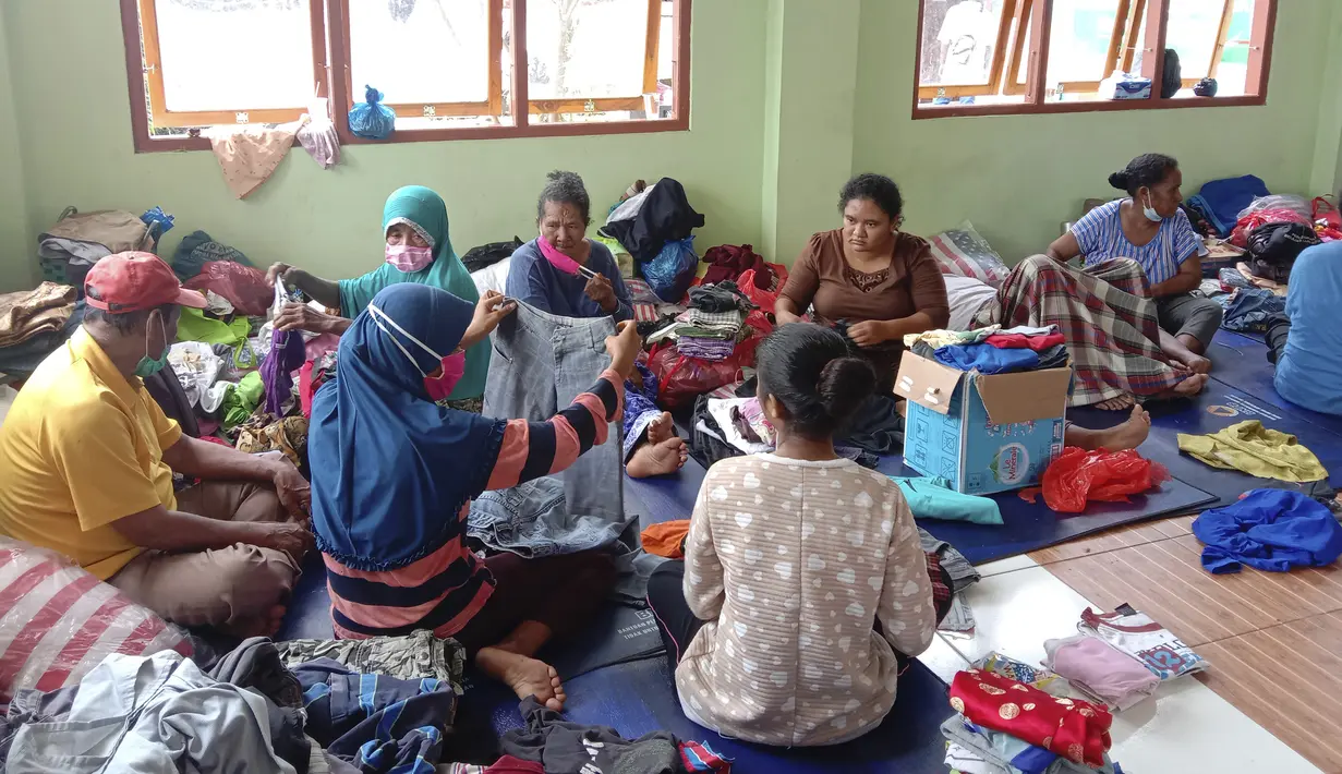 Pengungsi banjir bandang beristirahat di tempat penampungan sementara di Lewoleba Timur, Pulau Lembata, Nusa Tenggara Timur, Selasa (6/4/2021). Tim penyelamat terus menggali puing tanah longsor untuk mencari korban yang terkubur usai bencana banjir bandang. (AP Photo/Ricko Wawo)