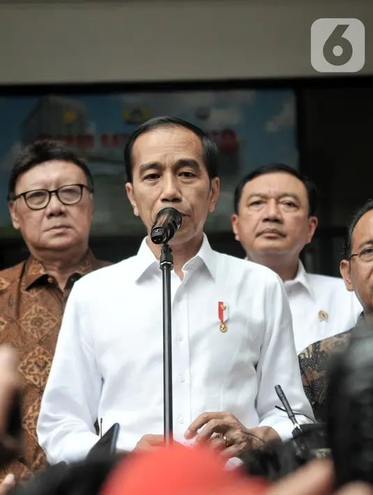 Presiden Joko Widodo memberi keterangan pers usai menjenguk Menko Polhukam Wiranto di RSPAD Gatot Soebroto, Jakarta, Kamis (10/10/2019). Wiranto terluka di perut akibat penyerangan oleh pria yang terpapar paham radikalisme di Pandeglang, Banten. (merdeka.com/Iqbal S. Nugroho)