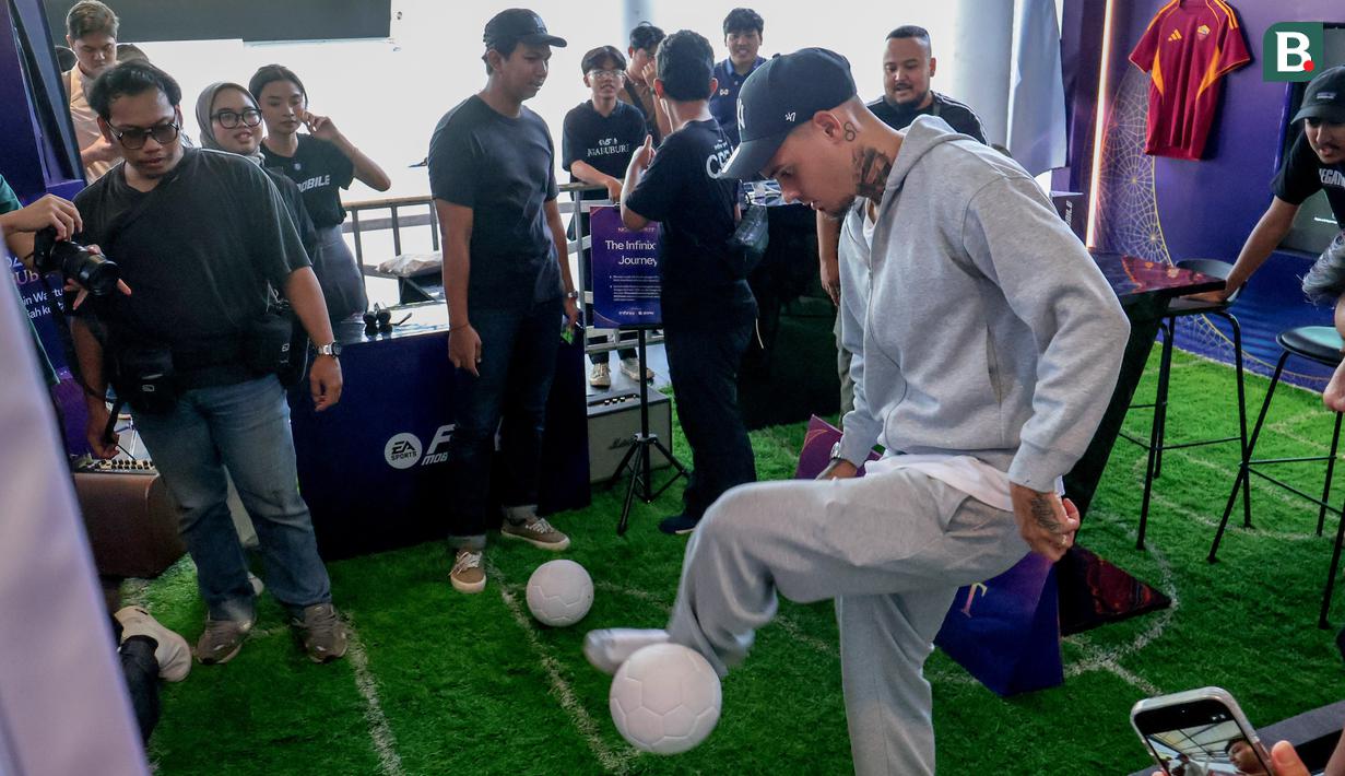 Sejumlah permainan dipersiapkan untuk mengisi waktu menjelang berbuka. Mulai dari Juggling, 'golf' dengan bola sepak, dan menjajal bermain FC Mobile dengan Infinix Note 60 Pro. (Bola.com/Nur Iman Ali)