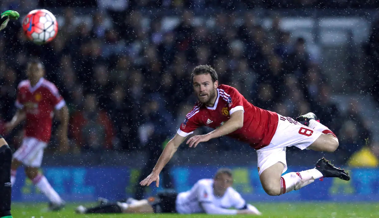 Aksi Juan Mata di depan gawang Derby County dalam laga putaran keempat Piala FA, di Stadion Pride Park, Sabtu (30/1/2016) dini hari WIB. (Reuters/Eddie Keogh)