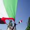 Warga Palestina membentang bendera negara mereka, bergembira menyambut rekonsiliasi antara Hamas dan Fatah (AP Photo/Khalil Hamra)