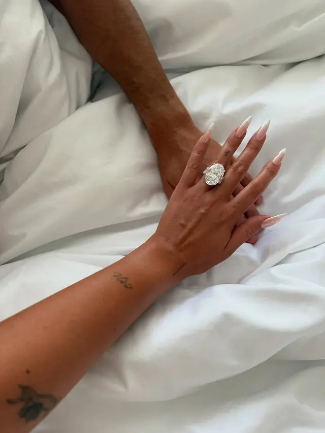Cristiano Ronaldo Tunangan dengan Georgina Rodriguez Usai 8 Tahun Pacaran, Cincin Berlian Besar Jadi Bukti