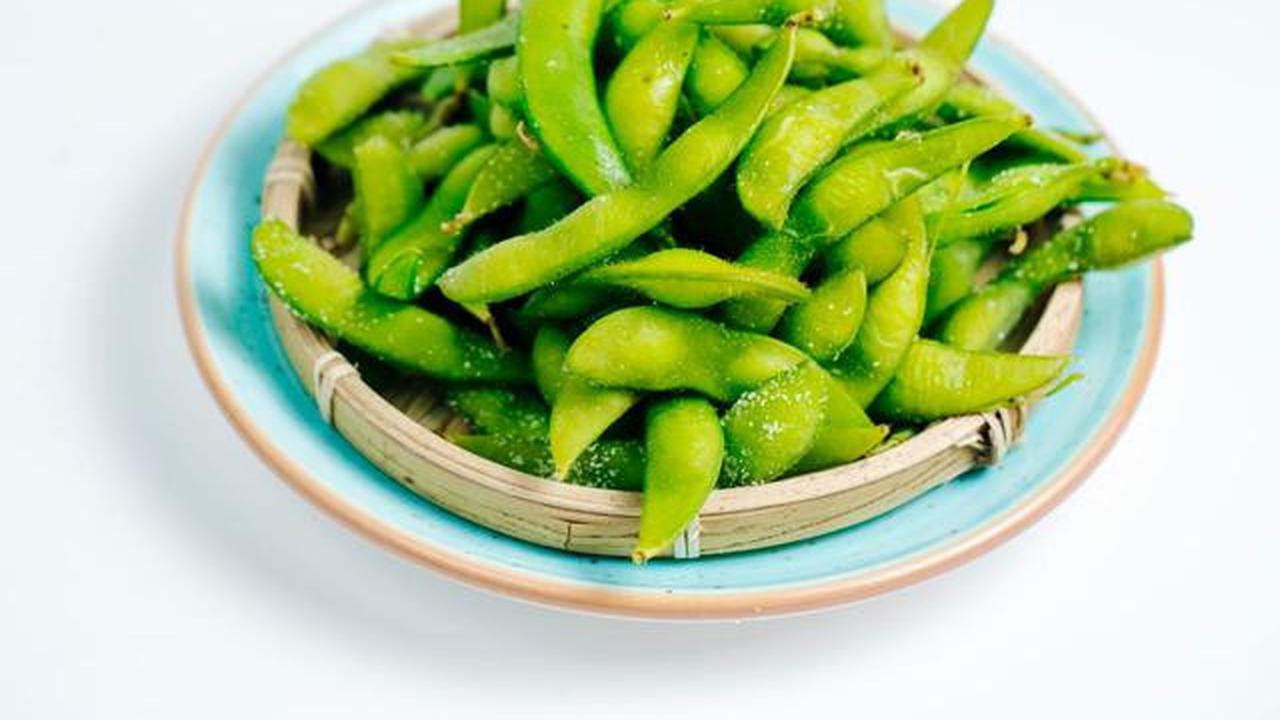 Edamame kaya akan serat dan protein nabati, cocok dinikmati untuk camilan sore.