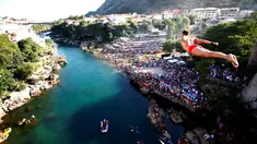 Seorang atlet meloncat dari Old Bridge dalam lomba loncat indah tradisional ke-450 di Mostar, Bosnia Herzegovina, (31/7/2016). (Reuters/Dado Ruvic)