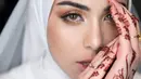 Pernikahan digelar privat tentu membuat banyak masyarakat penasaran bagaimana sosok istri Virzha. Riasan wajah hingga makeupnya pun kini terungkap. [@mianabhan_henna]