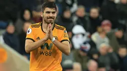 1. Ruben Neves - Neves menjadi pemain paling krusial dalam upaya Wolves mencapai promosi di Premier League. Pemain 23 tahun ini mampu tampil sebagai gelandang box-to-box dan memiliki visi bermain apik serta andal dalam mengatur serangan timnya. (AFP/Lindsey Parnaby)