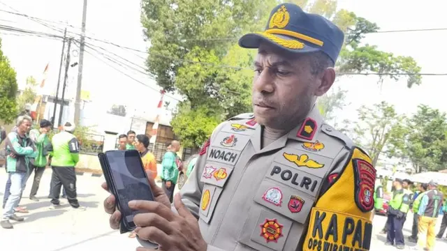 Kapolsek Cikarang Utara Kompol Noach Hendrik menunjukkan bukti postingan pelaku soal ajakan mengepung Gedung DPR RI Jakarta, Kamis (27/8/2026). (ANTARA)
