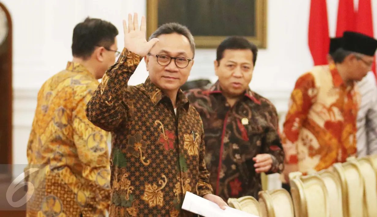 Ketua MPR Zulkifli Hasan menghadiri pertemuan bersama pimpinan lembaga negara di Istana Merdeka Jakarta Pusat, Selasa (14/3). Sejumlah pimpinan lembaga tinggi negara memenuhi undangan Presiden Joko Widodo (Jokowi). (Liputan6.com/Angga Yuniar)